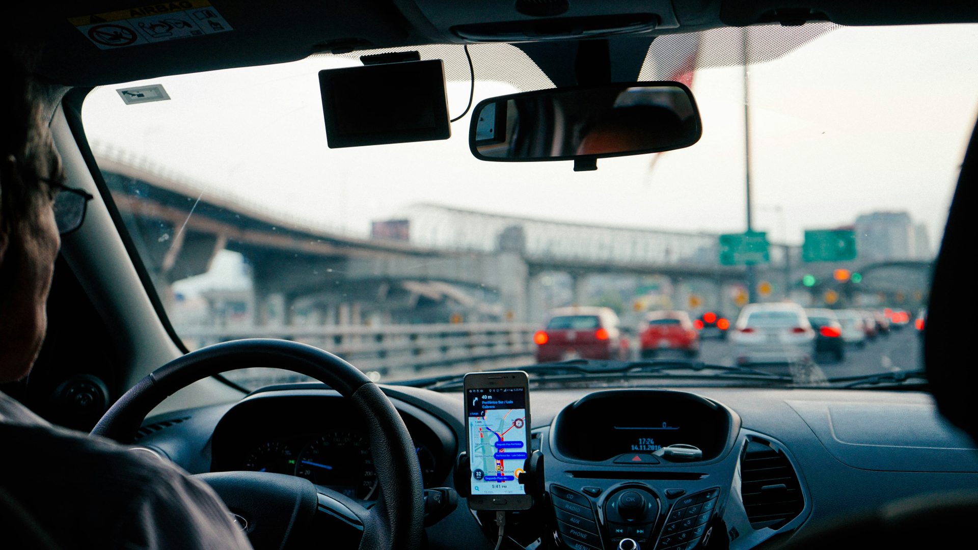 Persona conduciendo con GPS activado